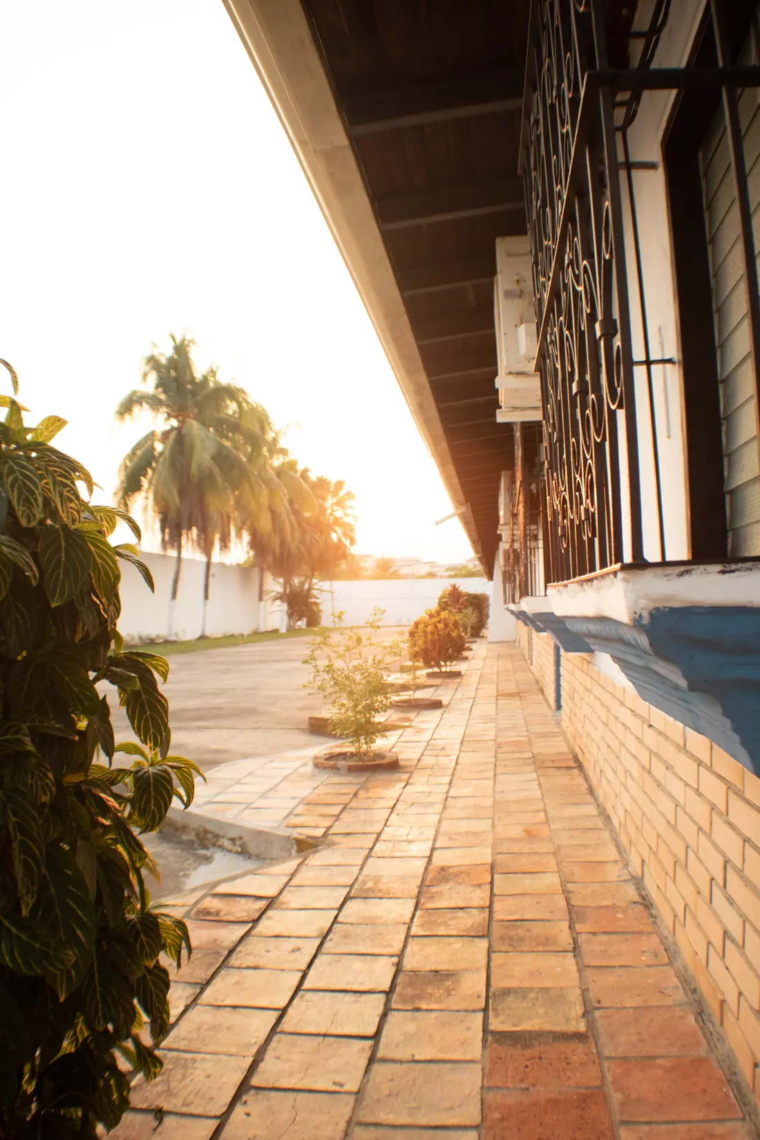 Pasillo de habitaciones del Hotel Cacique al atardecer