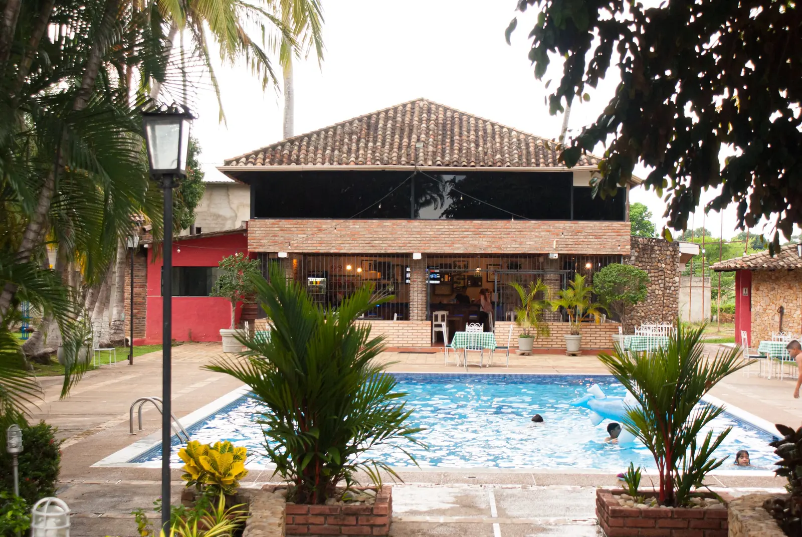 Piscina y área del restaurante del Hotel Cacique en Barinas
