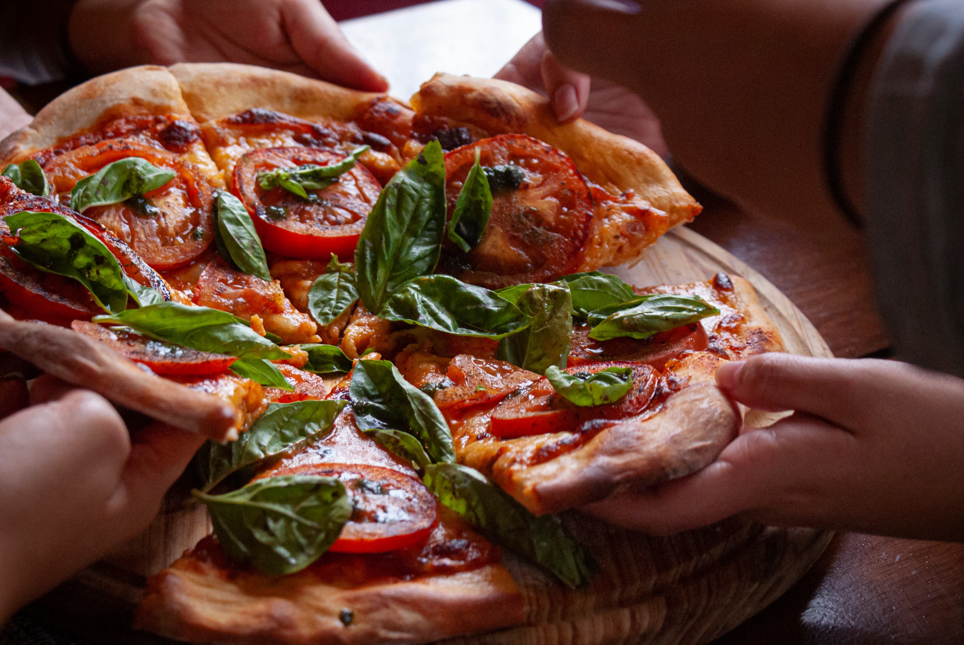 Pizza con albahaca y tomate de La Pizzería del Hotel Cacique