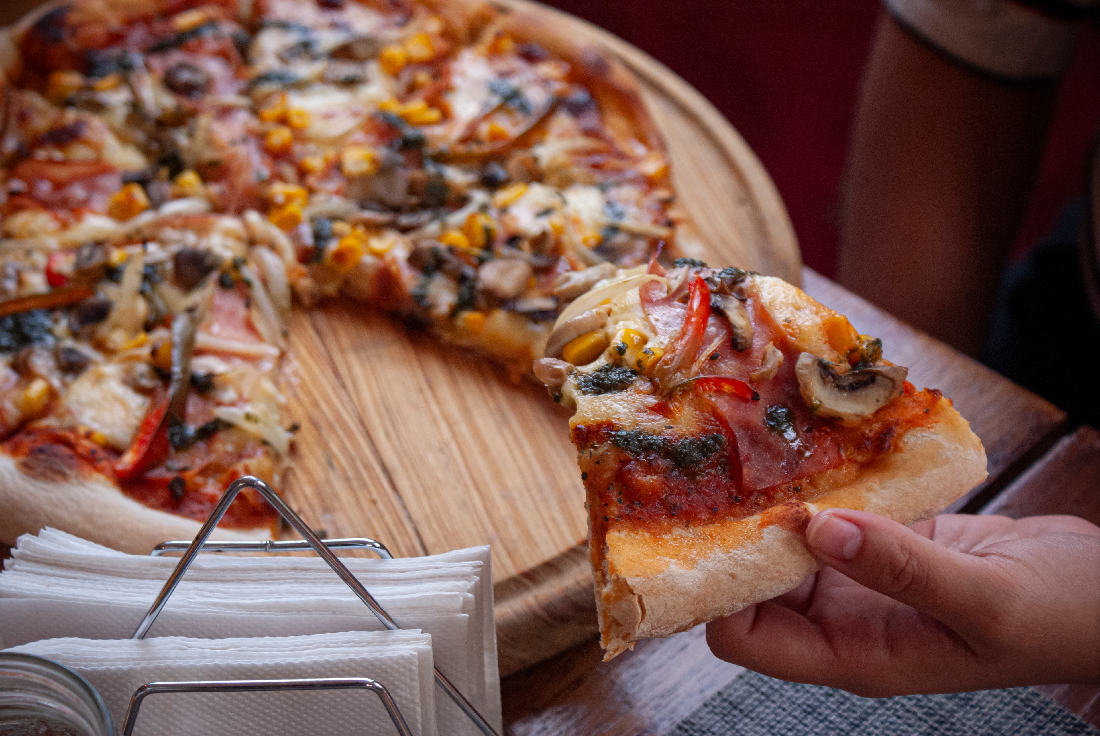 Porción de pizza recién horneada en Barinas