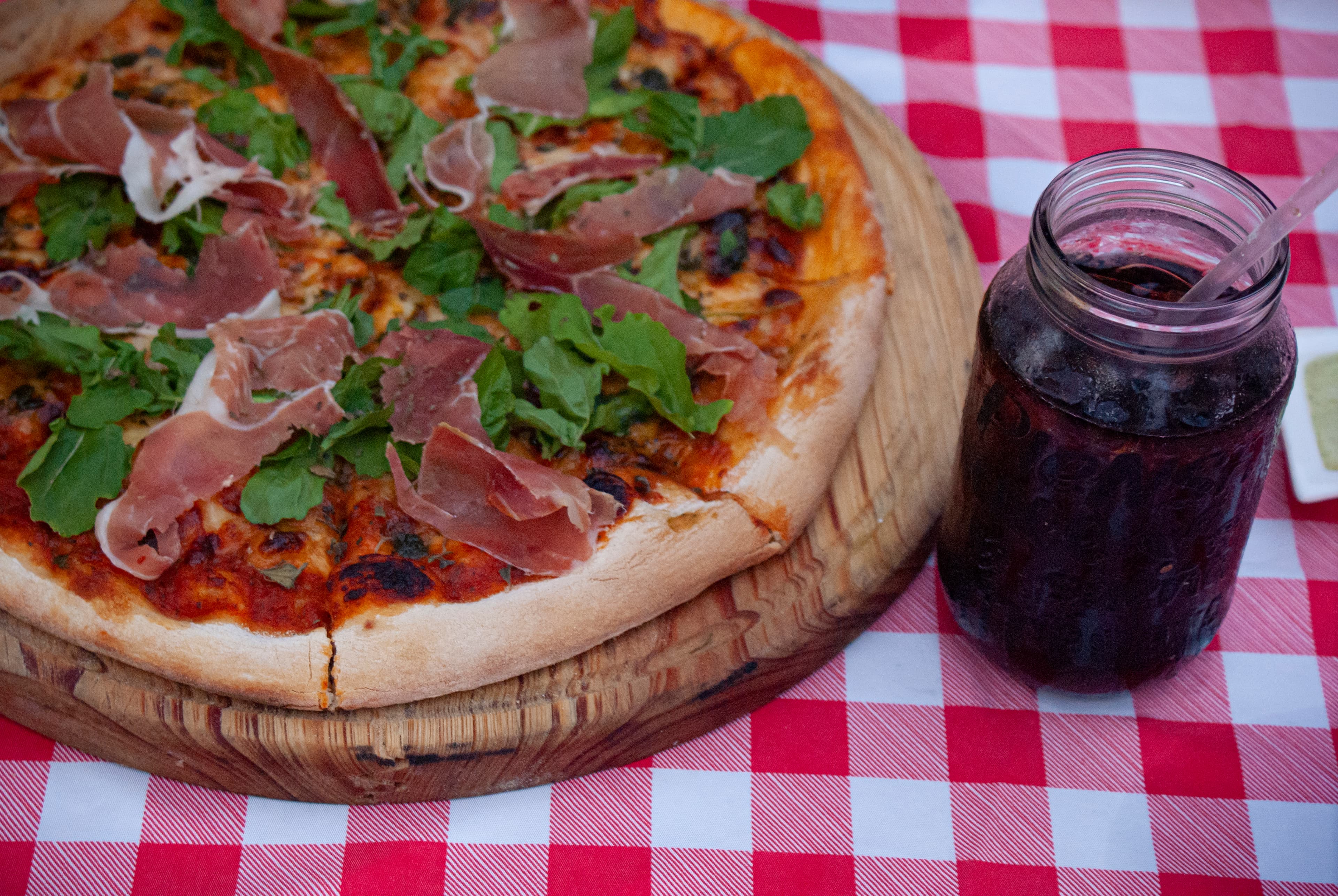 Pizza con jamón serrano de La Pizzería del Hotel Cacique